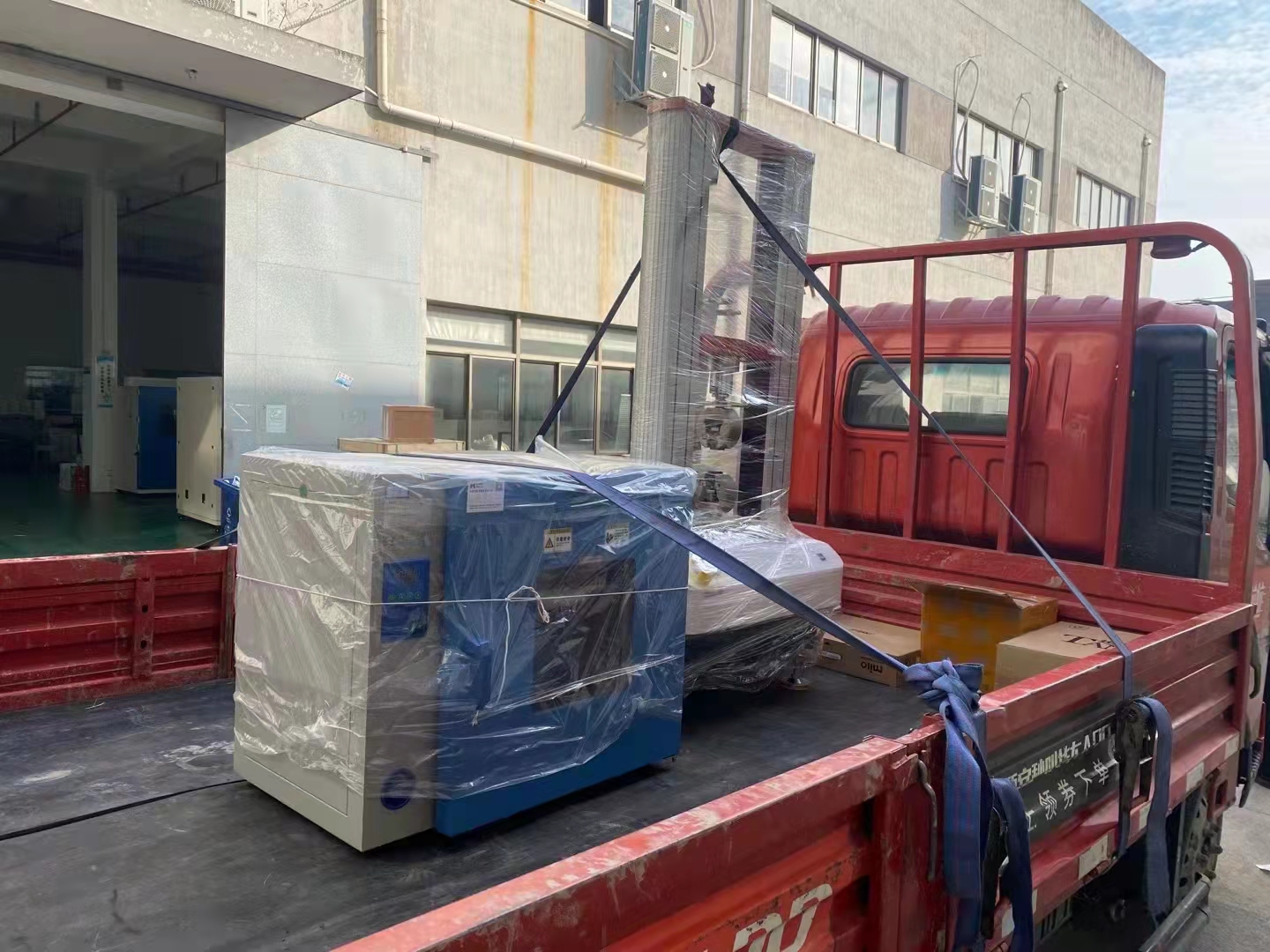 干燥箱拉力機打包發貨示意圖