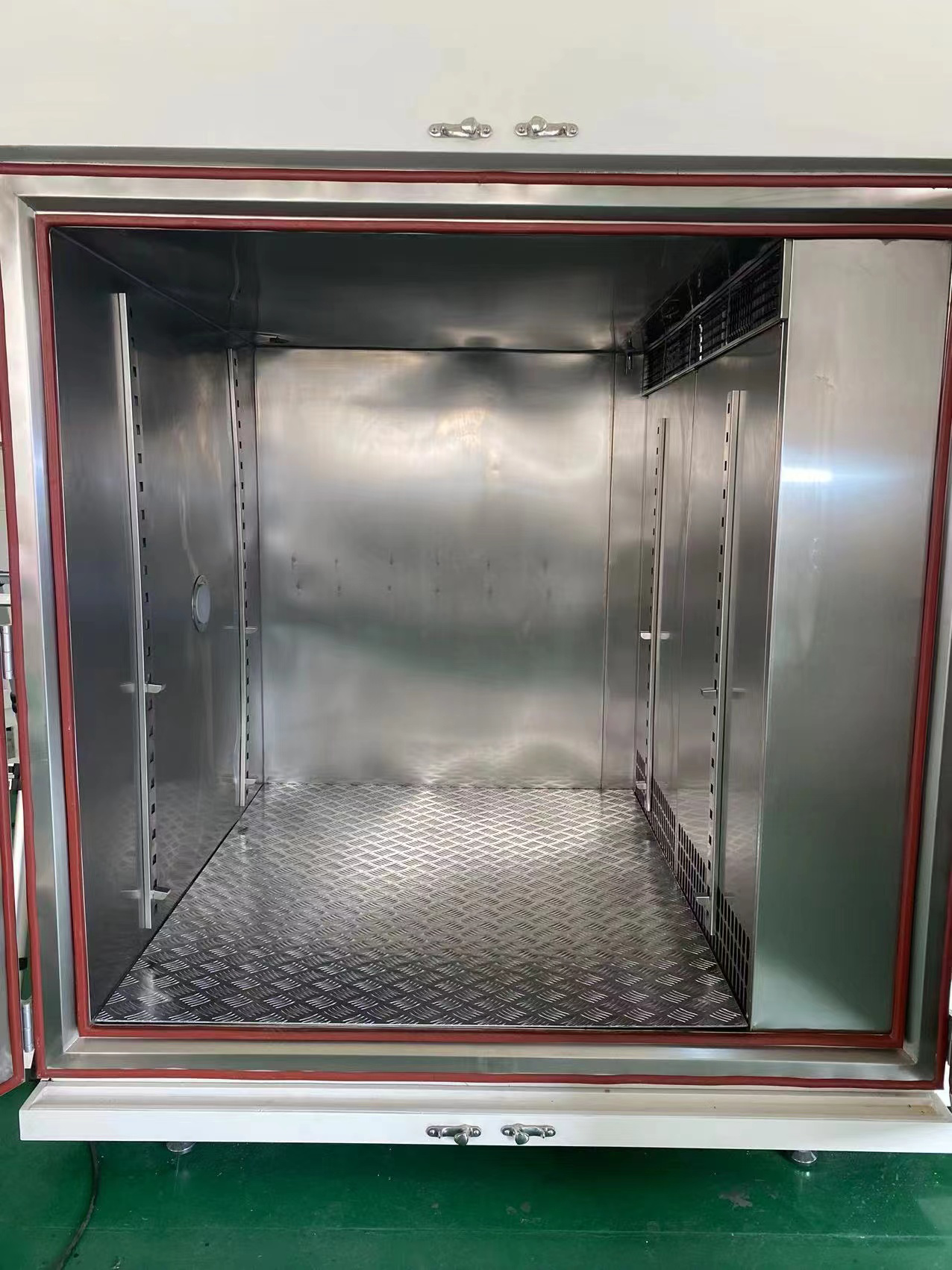 步入式試驗(yàn)箱內(nèi)部示意圖